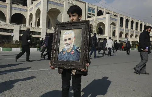 AP Un niño iraní con el retrato de Qassem Soleimani