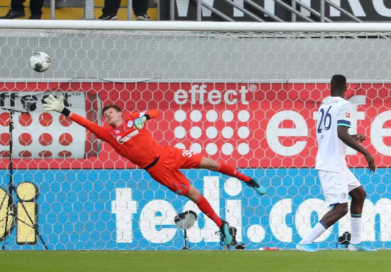 Alexander Nübel se lanza para evitar un gol