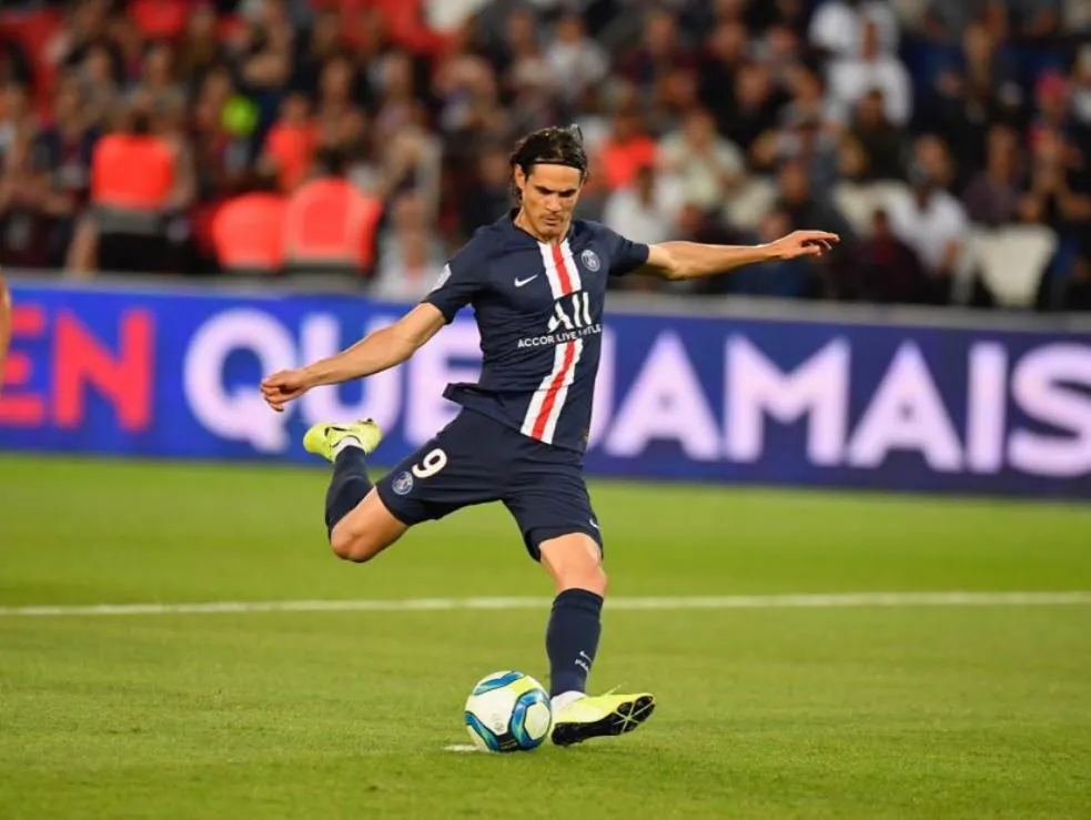 Cavani golpea el balón