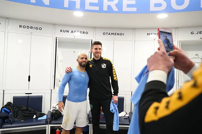 TWITTER @MANCITY Agüero posa para la foto