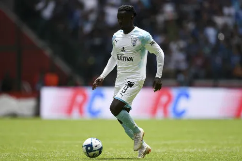 Ake Loba durante un partido del Querétaro