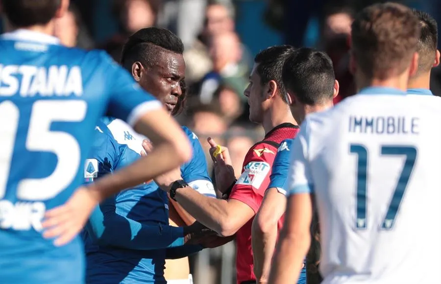 EFE Mario Balotelli habla con el árbitro del Brescia-Lazio