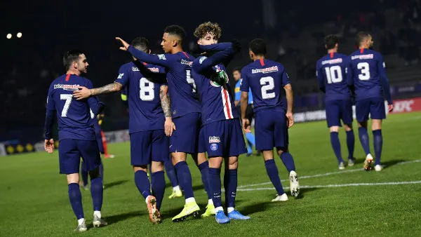 Adil Aouchiche celebrando su anotación