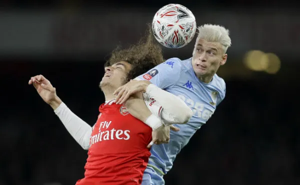 AP Matteo Guendouzi y Ezgjan Alioski disputan el esférico