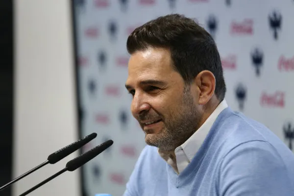 Duilio Davino, dirigente en Monterrey, en conferencia de prensa