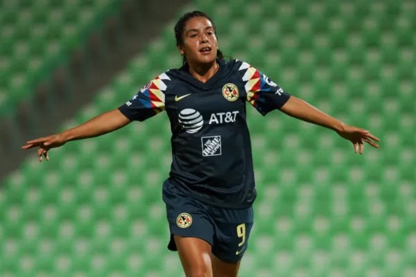 Lucero Cuevas celebrando una anotación como jugadora del América