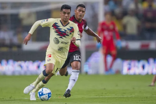 Leonel López y Osvaldo Martínez disputan un balón