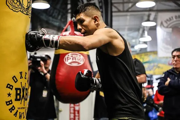 Jaime Munguía durante el entrenamiento público