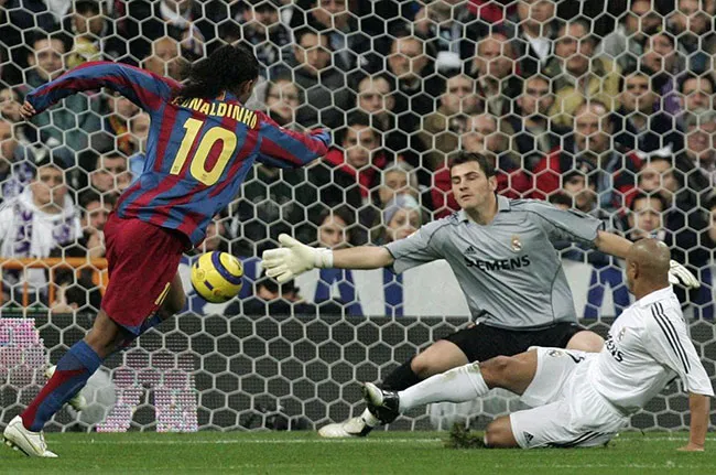 AP Dinho le marca al Real Madrid en 2005