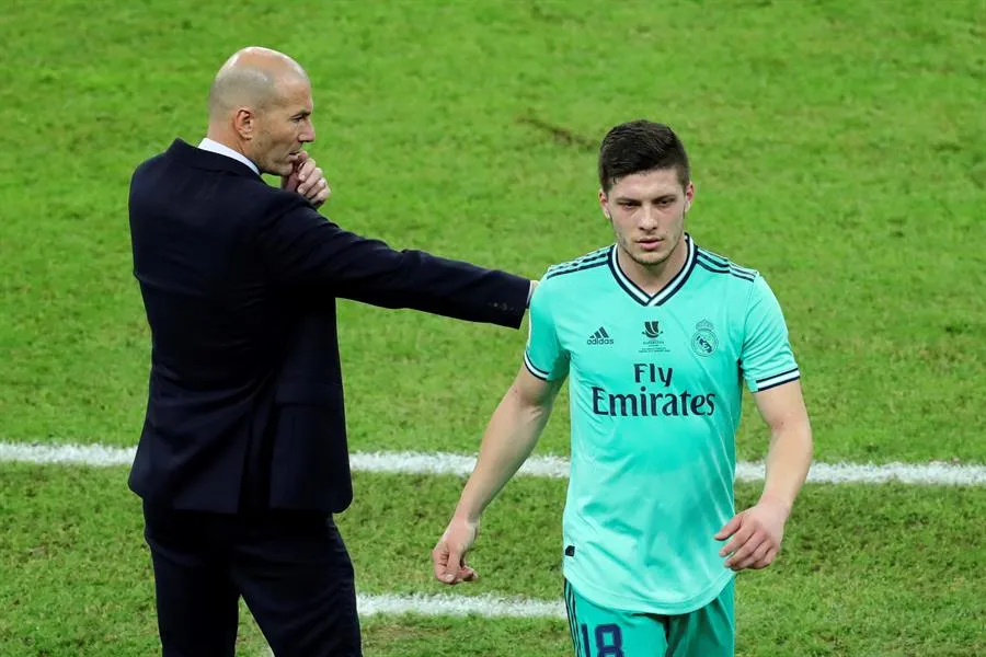 Luka Jovic pasa junto a su entrenador, Zinedine Zidane