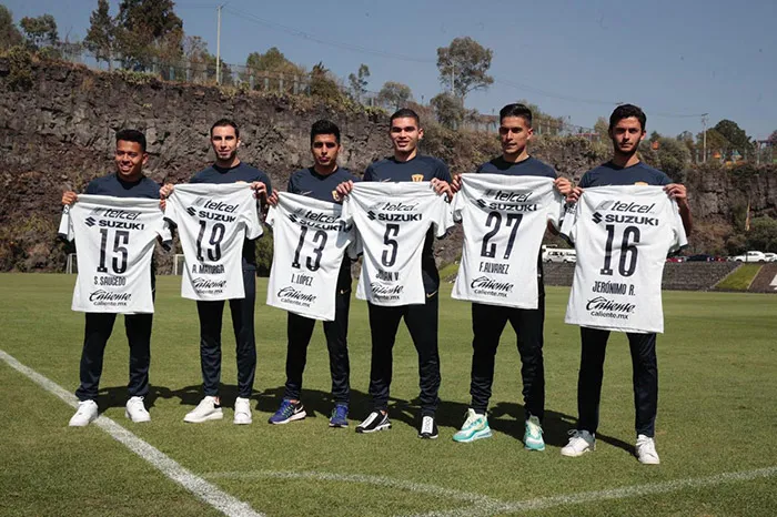 Refuerzos pumas posan con sus playeras