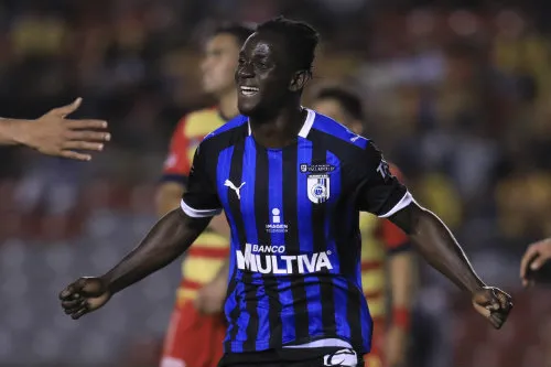 Ake Loba festeja un gol con Querétaro