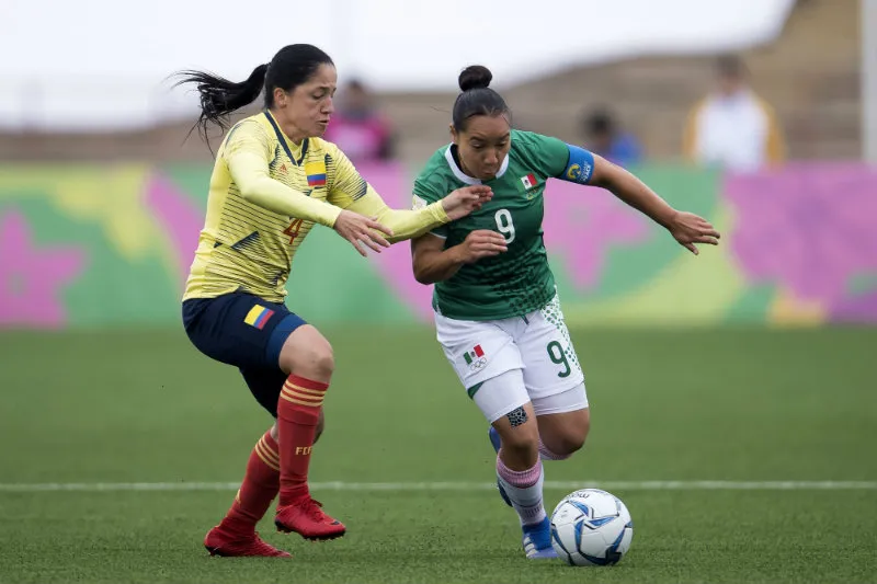 Corral pelea el balón con Diana Ospina