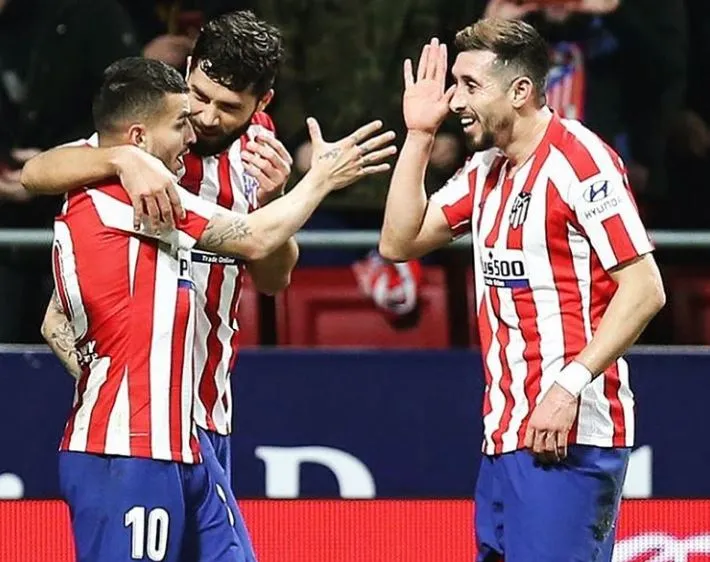 HH felicita a sus compañeros tras un gol colchonero