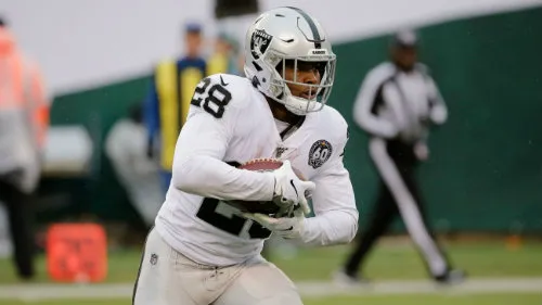 Josh Jacobs durante un juego de los Raiders