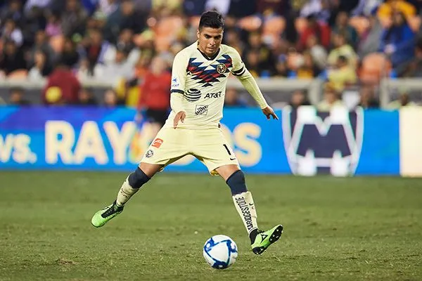 Leonel López en un partido con América