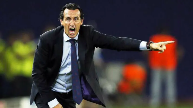 Unai Emery dirigiendo partido con PSG