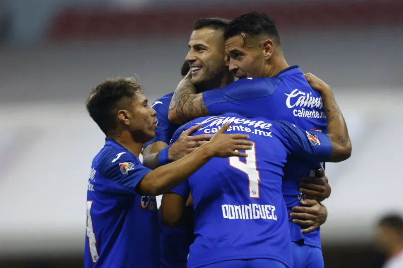 Jugadores de Cruz Azul festejando gol