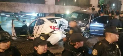 TWITTER @Bebe_Presidente La camioneta de los presuntos delincuentes se estrella