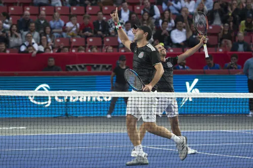 Los tenistas mexicanos durante un partido de exhibición