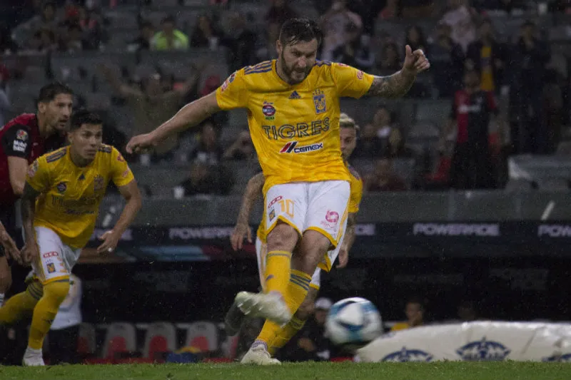 IMAGO7 Gignac en un juego de Liga MX ante Atlas