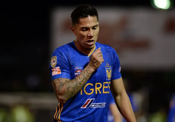 Carlos Salcedo en acción Tigres