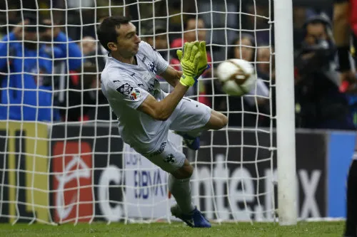 Trapito ataja un penal en la Final ante el América