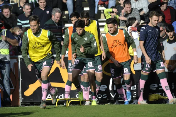 Diego Lainez en calentamiento con Betis