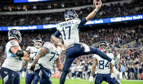 Ryan Tannehill celebra una anotación con Tennessee