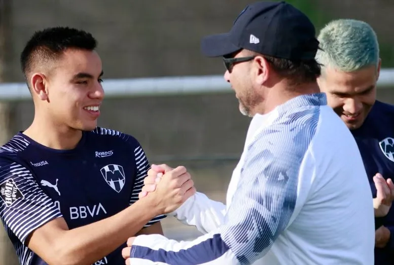 Mohamed saluda a sus pupilos en su regreso a las prácticas