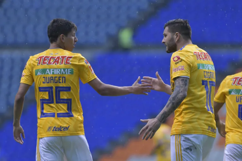 Jürgen Damm en festejo con Gignac