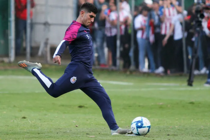 Guzmán, en un entrenamiento de Chivas