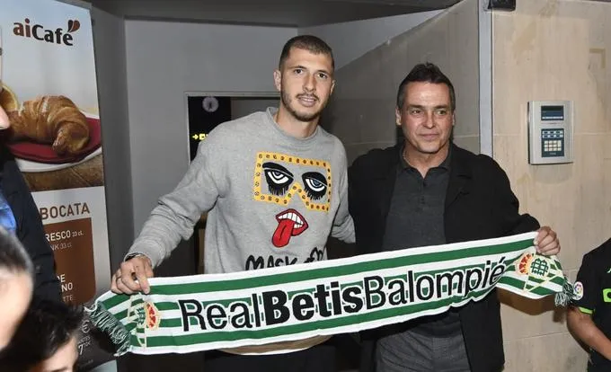 ELDESMARQUE.COM Guido posa con los colores del equipo