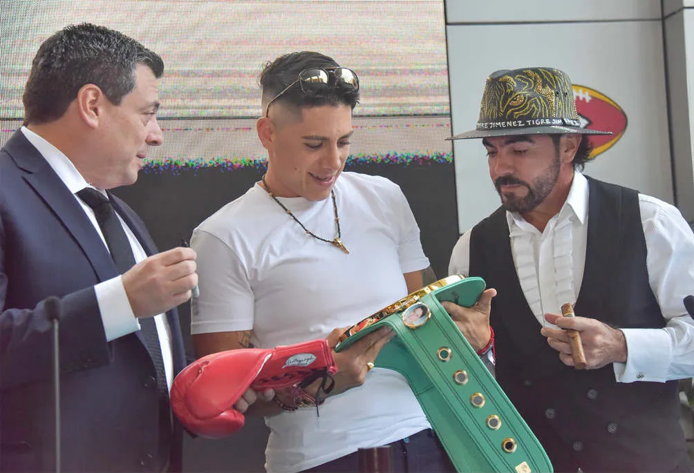 Sulaiman y Jiménez admirando el cinturón de campeón