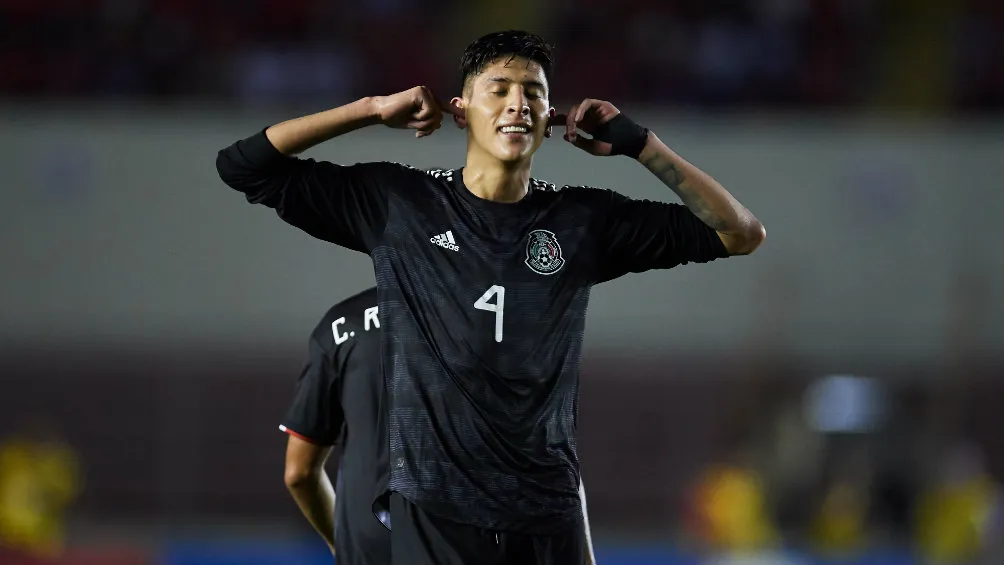 Edson Álvarez celebra un gol con la Selección