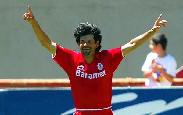 José Cardozo festeja un gol con Toluca