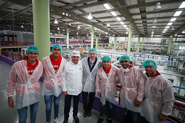Peláez y otros integrantes de Chivas en la planta de Omnilife