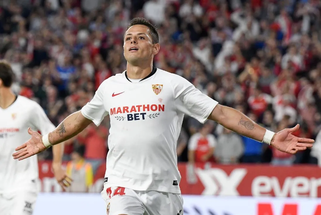 FACEBOOK SEVILLA FC Chicharito festeja una anotación con el Sevilla