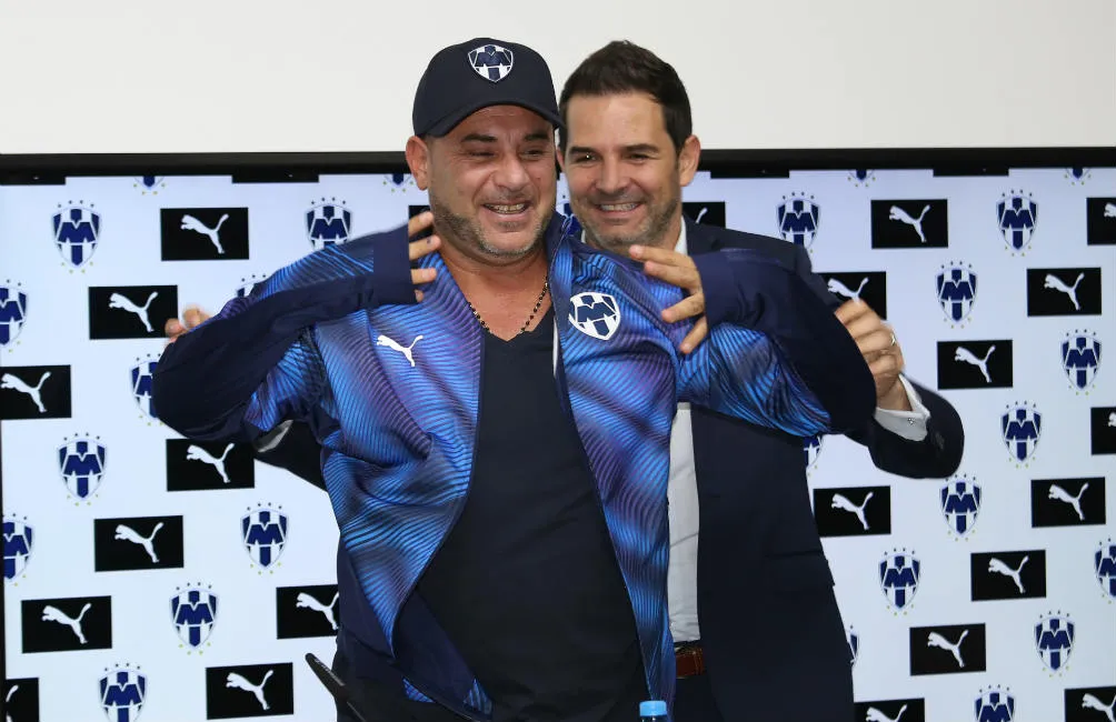 Davino presentando a Mohamed como técnico