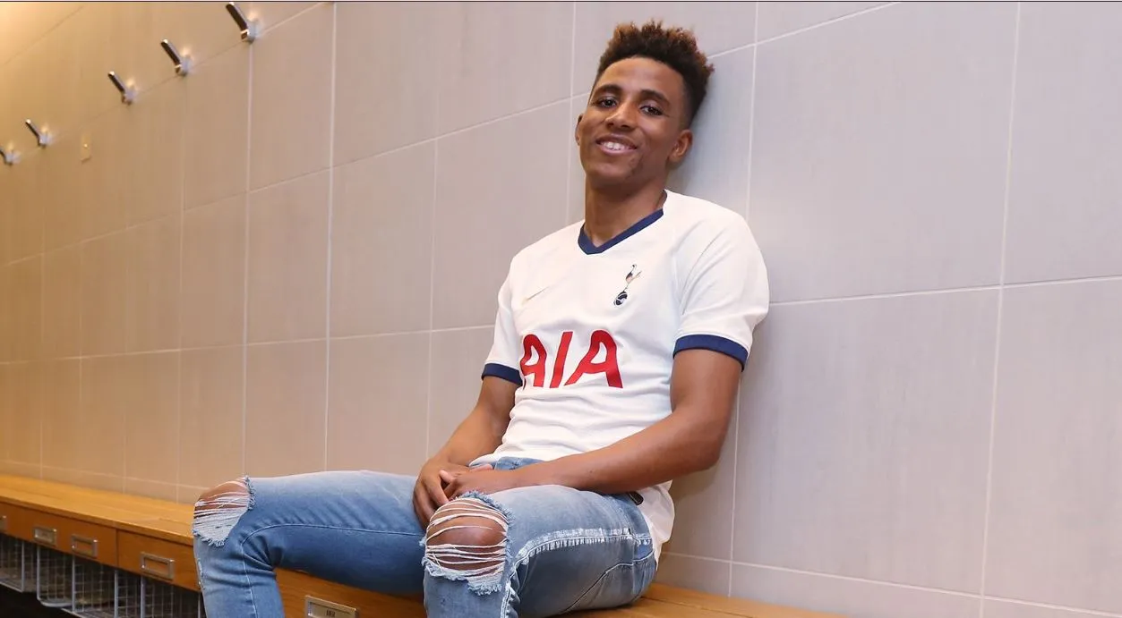 TWITTER@SPURSOFFICIAL Fernandes posa en su presentación