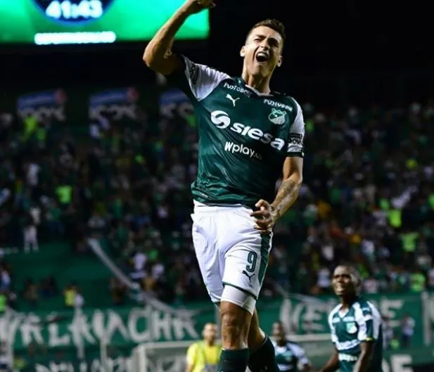 Dinenno en festejo de gol