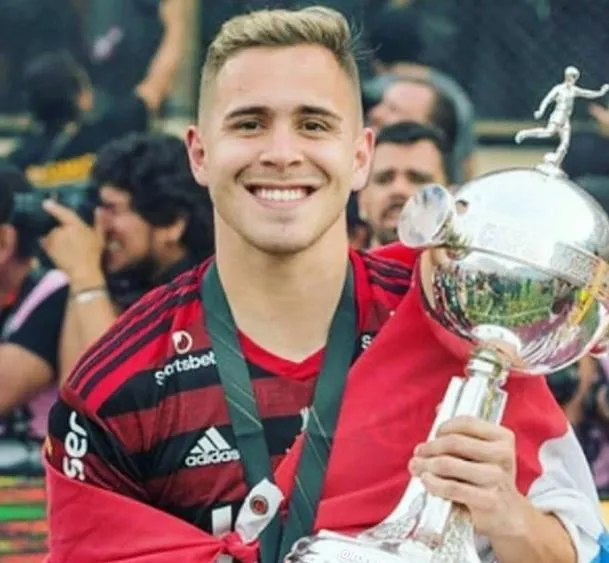 Robert Piris Da Motta con el trofeo de la Copa Libertadores