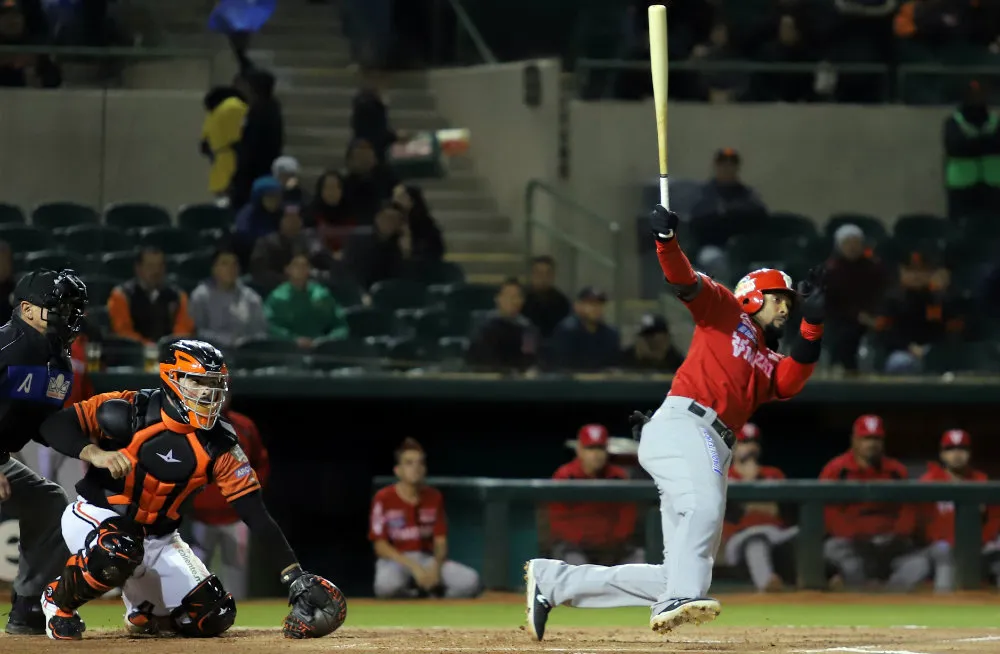 TWITTER @LMPBEISBOL Chris Roberson, bateador de los Venados de Mazatlán