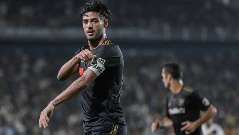 Carlos Vela durante un duelo con Los Angeles FC