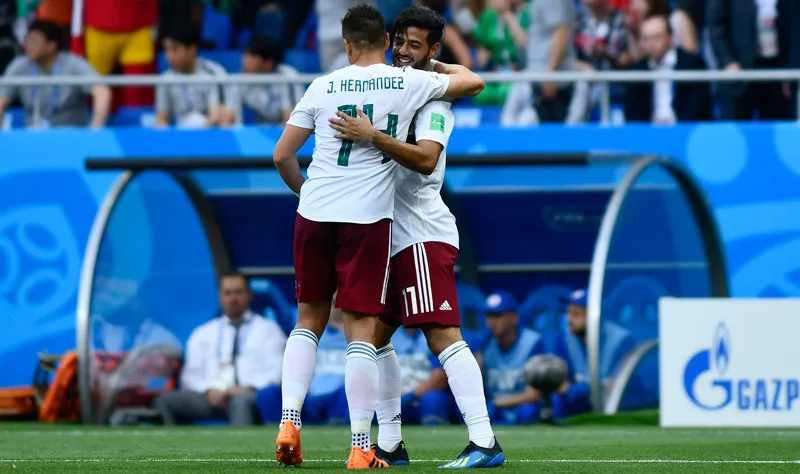 Vela y Chicharito celebran un gol con el Tricolor