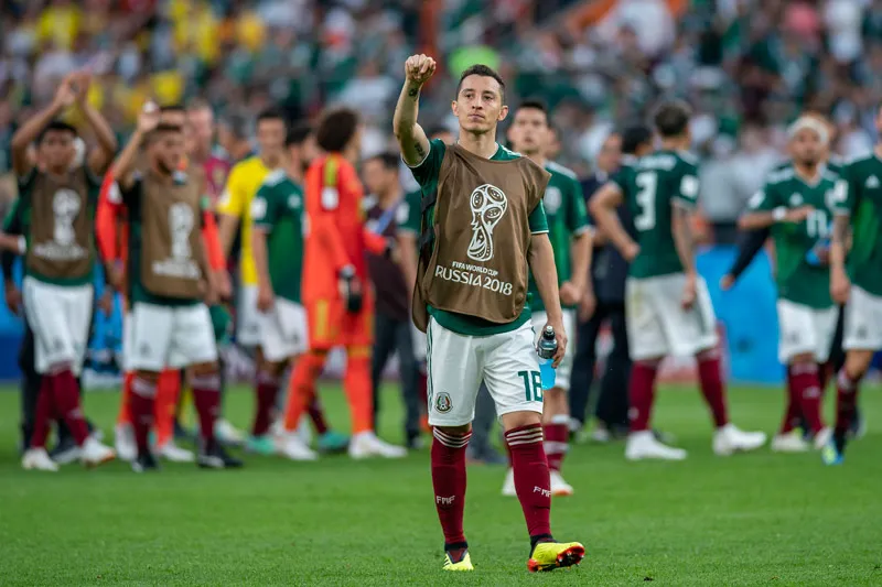 IMAGO7 Guardado saluda en un juego del Tri en Rusia 2018
