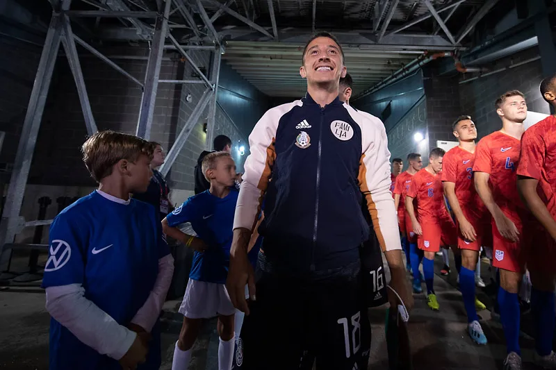 IMAGO7 Guardado sonríe previo a un juego con el Tri