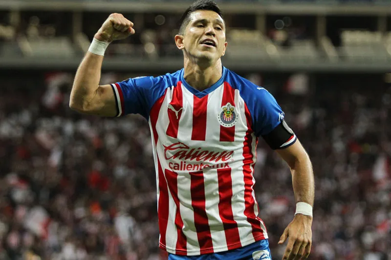 Jesús Molina celebra una victoria de Chivas en el Akron