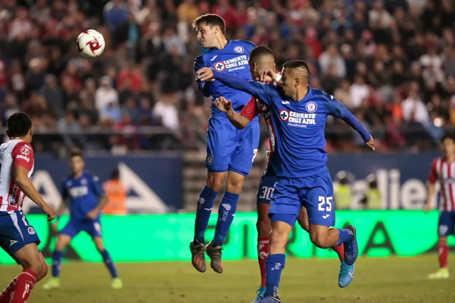 DANIEL GÁMEZ Santiago Giménez cabecea un balón en el área sanluisina