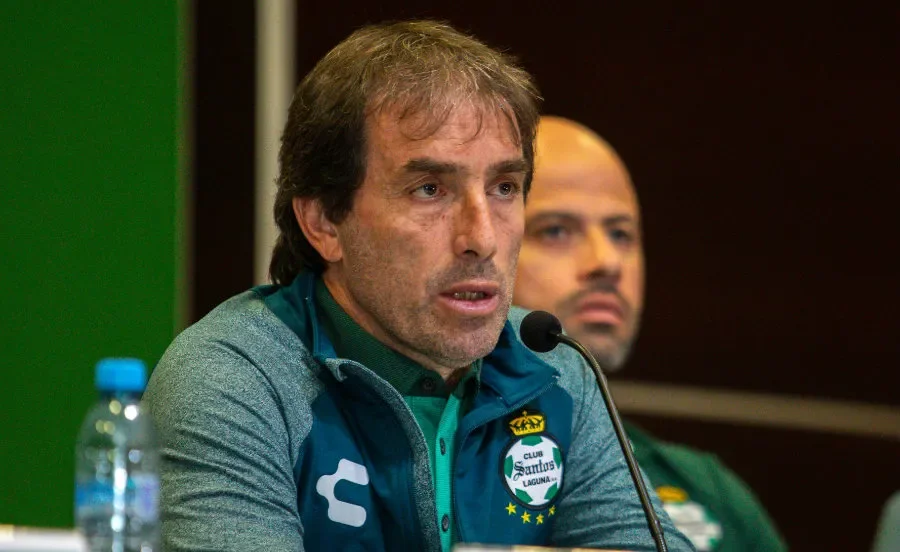 Guillermo Almada en conferencia de prensa